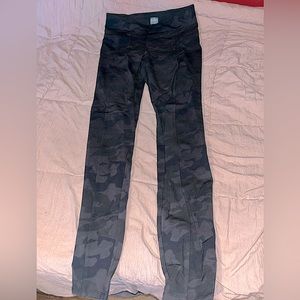 New York and company camouflage stretch pants
